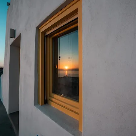 Santorini's Rising Sun Private אימרוביגלי
